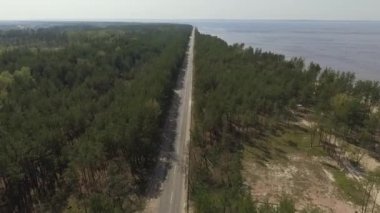 solda yeşil orman, sağda mavi göl ve ortada uzun düz yol. Muhteşem bir doğa. Dron'dan en iyi görüntü.