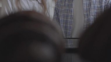 Yakışıklı, Afro-Amerikan bir erkekle birlikte evde yemek pişiren genç bir kadın. Fırından kruvasanı alan adamın eli yaklaştı. Yemek hazırlama.