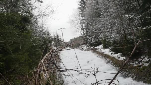 Niesamowity szybki flowig ruchome wodospad stworzyć ogromną piankę na rzece znajduje się w malowniczej wiosny naturalnym miejscem wczesną wiosną. Fotografowanie panoramiczne i dźwięk otoczenia. Oryginalny dźwięk otoczenia. — Wideo stockowe