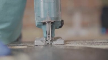 Elektro yapboz bir yonga levha kesme. Mobilya imalatı. El üretim kavramı. Craftman bir atölyede çalışıyor.