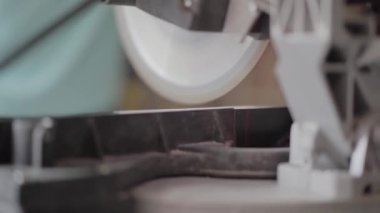 Dairesel testere, tahta bir tahtayı yakın bir kaleme göre keser. Mobilya fabrikasında çalışma süreci. Marangoz mesleği