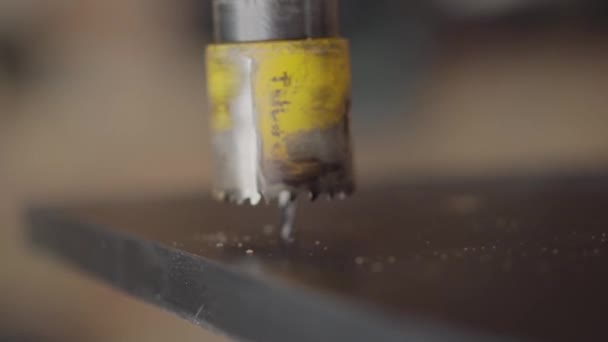 Löcher mit dem Werkzeug in der Holzplatte schließen. Möbelherstellung. Arbeitsprozess. Beruf des Schreiners — Stockvideo