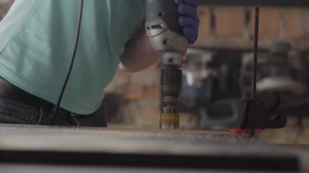 Άνθρωπος χέρια ξύλο τρύπα με το εργαλείο στο MDF της ξύλινης πλάκας κοντά. Κατασκευή επίπλων. Διαδικασία εργασίας. Επάγγελμα του ξυλουργού. Έννοια της κατασκευής χεριών. Ο χειροτεχνίες δουλεύει σε ένα — Αρχείο Βίντεο