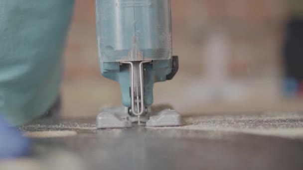 Seghetto elettrico che taglia un truciolato. Fabbricazione di mobili. Concetto di fabbricazione manuale. Artigiano lavora in un laboratorio . — Video Stock