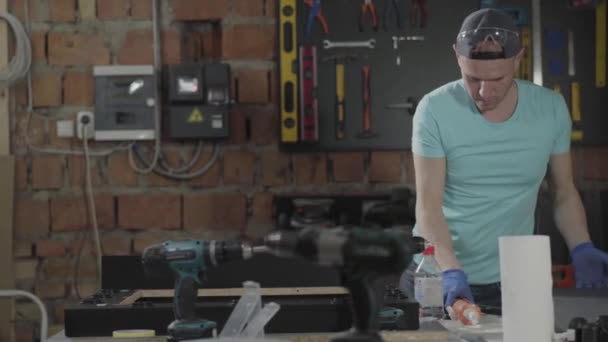 Ritratto dell'artigiano del cappello coinvolto nel suo lavoro. Professione del falegname. Concetto di manifattura manuale, l'artigiano lavora in un laboratorio . — Video Stock