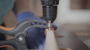 Tanınmayan beceri kraftsman kablosuz tornavida ile yonga levha detayları salonları yapma. El üretim kavramı. Craftman bir atölyede çalışıyor.