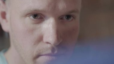 Kaptaki konsantre adamın yakın portresi, çalışmalarında yer aldı. İşini yapan rahat kıyafetler giyen adam. El imalatı. Craftman bir atölyede çalışıyor.