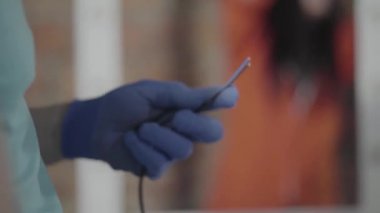 Aletlerle elektrik telleriyle çalışan eldivenlerle ellerinizi kapatın. El imalatı. Craftman bir atölyede çalışıyor.