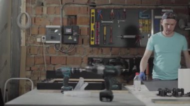 Garajda aletlerle çalışan profesyonel zanaatkar. El üretim kavramı, Craftman bir atölyede çalışıyor.