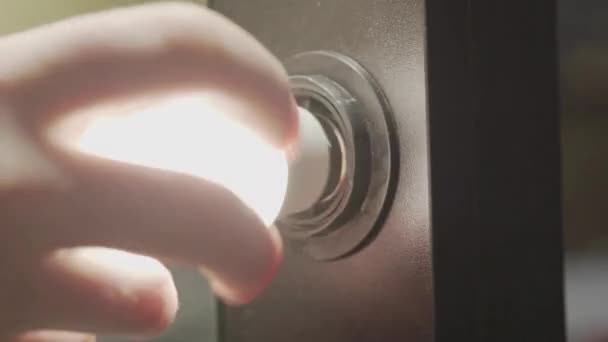 전구 와 그 빛 내부의 램프를 나사 남성 손을 닫습니다. 손 제조. 워크샵에서 일하는 장인. — 비디오