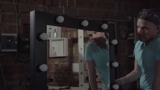 Carpinteiro retrato verificando espelho com luzes se o seu trabalho ou não funciona. Fabricação de mão. Artesanato trabalha em uma oficina . — Vídeo de Stock