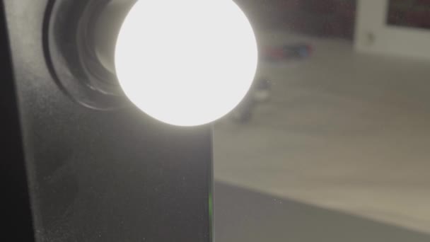 Närbild spegel med de medföljande glödlamporna på liten produktion. — Stockvideo