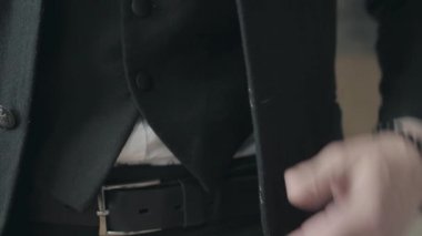 Resmi takım elbiseli adam ve kemerinde bir silah yakın çekim