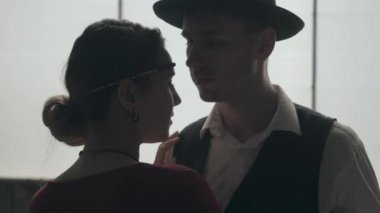 Fedora şapkalı portre erkeği, klasik takım elbise li ve kirli yerde dans tarzı kumaş kadın.