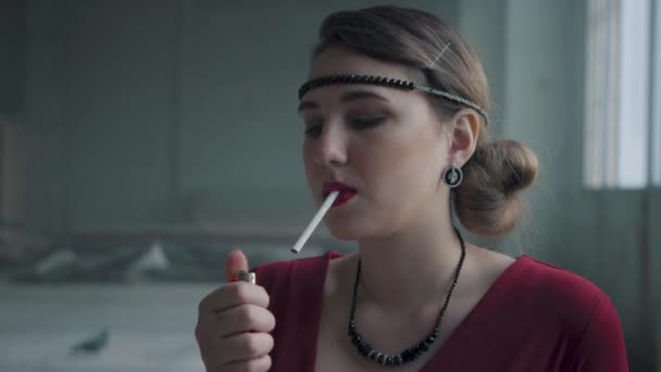 Eski tarz giysili genç bir kadın sigarayı ateşliyor. Ağır çekim. Terk edilmiş bina.. — Stok video