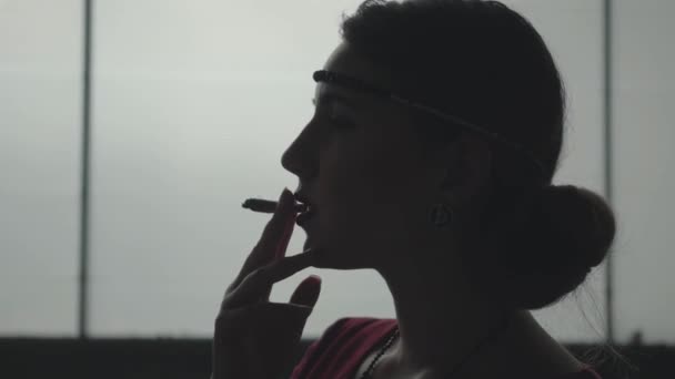 Porträt einer selbstbewussten jungen Frau in stilvollem Tuch, die das Sigaret raucht. Verlassenes, marodes Gebäude. — Stockvideo