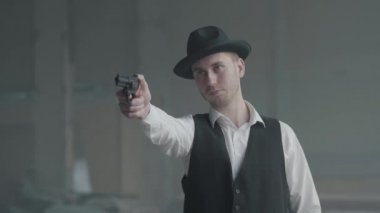 Portre kendine güvenen dedektif veya mafya patronu ve gangster bir tabanca ile çekim. Sağlam bir iş tarzı erkeklerin elinde Silahlar. Ceza dairesi portresi. Kendine güvenen işadamı rahatlatıcı.