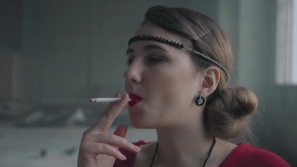 Portret zelfverzekerde jonge vrouw in stijl doek staan en roken van de sigaret. Verlaten vervallen gebouw. — Stockvideo