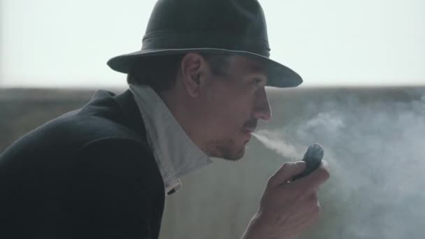 Πορτρέτο ενός επιτυχημένου ανθρώπου καπνίσματος σε ένα κομψό vintage κοστούμι. Εγκαταλελειμμένο ερειπωμένο κτίριο. Ένας επιχειρηματίας με αυτοπεποίθηση και χαλάρωση. Φυλή της μαφίας. Εγκληματική ομάδα. — Αρχείο Βίντεο