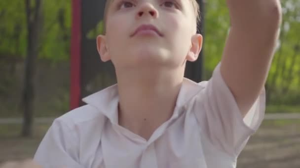 Kis csinos fiú hegymászó gyermekek lépéseket a játszótér közelről. Aktív életmód, gondtalan gyermekkori, imádnivaló gyerek játszik a szabadban — Stock videók