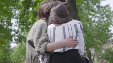 Rahat kıyafetler içinde genç ve mutlu bir çiftin parkta birlikte vakit geçirdiğini, bir randevuya çıktığını görmek. Aşıklar bankta oturuyor, adam erkek arkadaşına sarılıyor. Dışarıda boş zaman. Kamera hareket ediyor