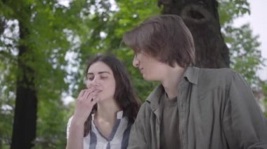 Gündelik kıyafetler içinde genç mutlu çiftin portresi parkta birlikte vakit geçirip, bir randevuya çıkıyorlar. Aşıklar bankta oturuyor, birbirlerine yaslanıyorlar. Çocuk kameraya bakıyor, göz kırpıyor, Ok işaretini gösteriyor.