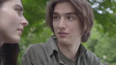 Gündelik kıyafetler giyen genç bir çiftin parkta birlikte vakit geçirdikleri, bir randevuları olan bir portre. Adam şaka yapıyor ve kız mutlu bir şekilde gülüyor. Dışarıda boş zaman, yaz saati. Kamera hareket ediyor