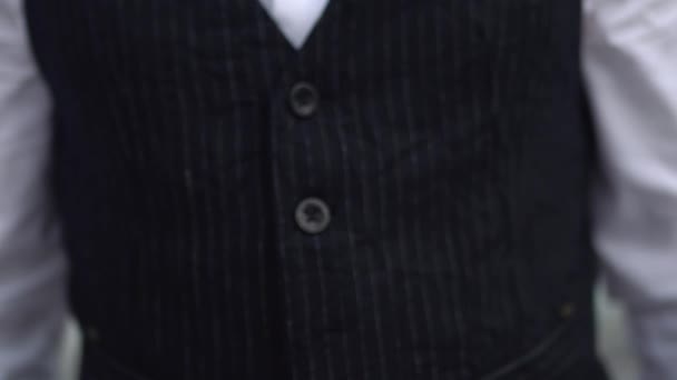 Zkřížené prsty blízko stylového muže v bílé košili. Stylové hodinky na rukou velkého šéfa. — Stock video