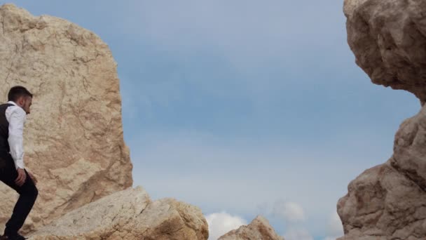 Молодий стиліст піднімається на найвищу гору і дивиться на дивовижну природу. Кіпр. Paphos — стокове відео