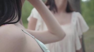 İki güzel kadın muhteşem ormanda duruyor.