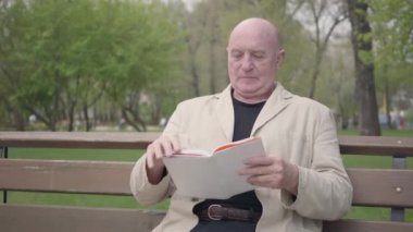 Parkta bankta oturup kitap okuyan kel olgun adam. Arkadan gelen ve erkek omuzlarına el koyan küçük bir çocuk. Dedem korkar, sonra torununa sarılır. Açık havada boş zaman