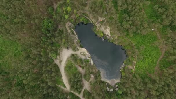 Prachtig uitzicht op het meer in het bos. Schieten van de drone. — Stockvideo