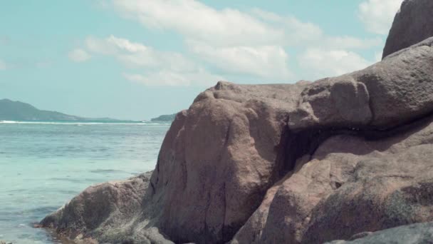 Seychellerna. Ön Praslin. Klippa i havet. Vackra marinmålning. Blått rent vatten. Turism, semester, resor koncept. — Stockvideo