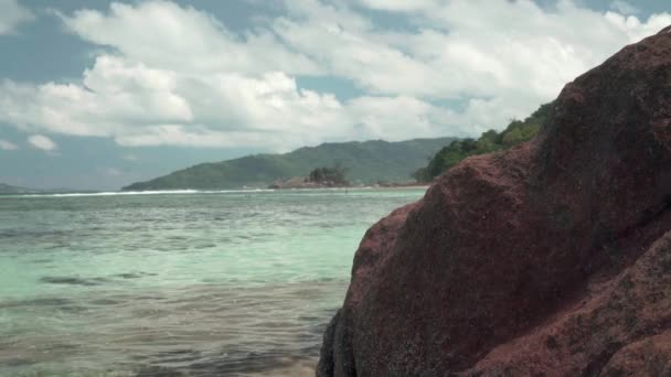 Seychellerna. Ön Praslin. Klippiga kusten av ön i Indiska oceanen. — Stockvideo