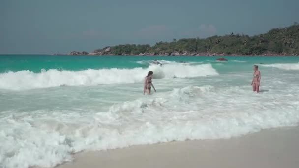 Σεϋχέλλες. Στο νησί πρασς. Δύο χαριτωμένα κορίτσια που ξεκουράζονται σε ένα εξωτικό νησί στον Ινδικό Ωκεανό. Αναψυχή και διακοπές στην παραλία. — Αρχείο Βίντεο