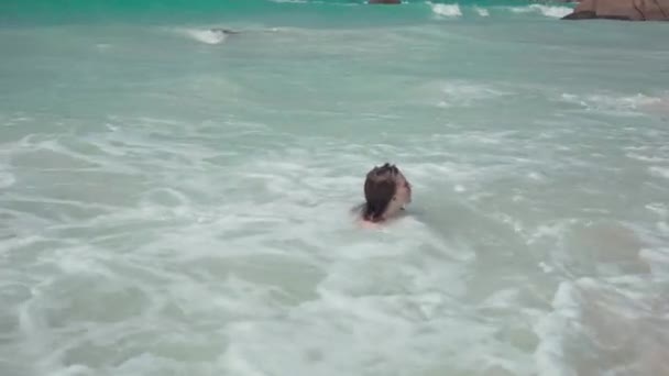 Seicheles. Ilha Praslin. Menina descansando em uma ilha exótica no Oceano Índico. Lazer e férias na praia . — Vídeo de Stock