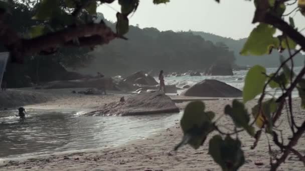 Seicheles. Ilha Praslin. As pessoas relaxam na praia de uma ilha exótica no Oceano Índico . — Vídeo de Stock