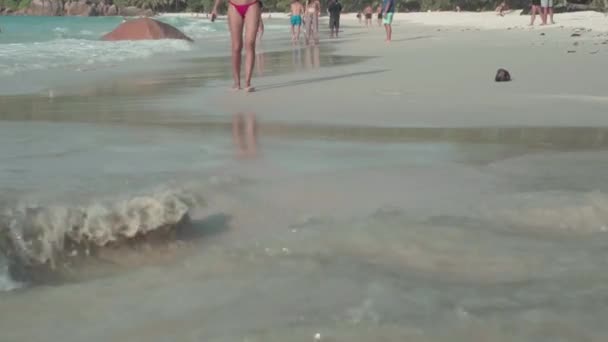 Seychelles. L'île Praslin. Les gens se détendent sur la plage d'une île exotique dans l'océan Indien . — Video