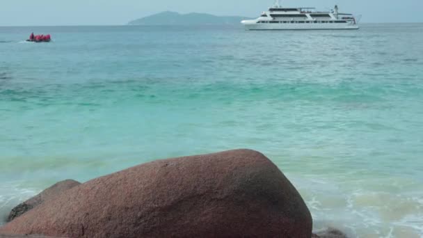 Seychelská. Ostrov Praslin. Motorový člun s lidmi pohybujícími se v modré mořské vodě na pozadí. Turistika, relaxace, dovolená, cestování — Stock video