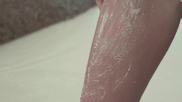 Seychellen. Praslin Island. die Frau hat einen Kratzer am Bein, Nahsicht. Die Frau verletzte sich am Strand. der weiße Sand auf dem Hintergrund. Tourismus, Erholung, Urlaub, Reisekonzept — Stockvideo