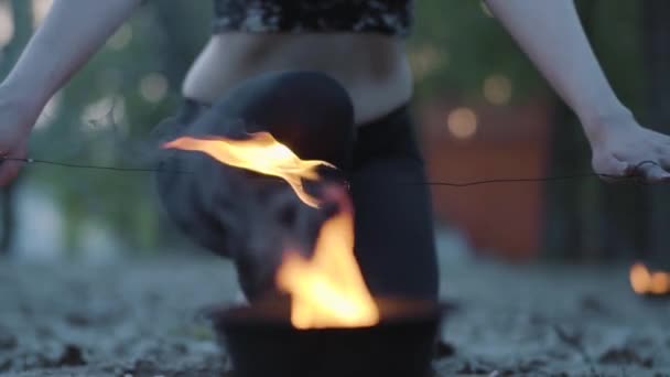 Femme méconnaissable mis sur le feu boule de feu, se préparant pour le spectacle de performance avec la flamme à l'extérieur. Artiste débutant le spectacle. Mouvement lent — Video