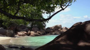 Seyşeller. Praslin Adası. Hint Okyanusu 'nda bulunan adanın doğası güzel görünümü. Kayalık kıyı. Tropikal ada lüks tatil.