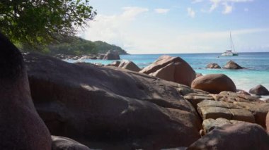Seyşeller. Praslin Adası. Arka planda mavi deniz suyunda güzel özel yat. Arka planda mavi deniz suyunda özel yat. Turizm, dinlenmek, tatil, seyahat konsepti