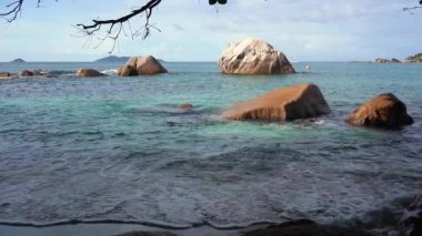 Seyşeller. Praslin Adası. Hint Okyanusu 'nda bulunan adanın doğası inanılmaz görünümü. Kayalık kıyı. Tropikal ada lüks tatil.