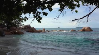 Seyşeller. Praslin Adası. Hint Okyanusu 'nda bulunan adanın doğası inanılmaz görünümü. Kayalık kıyı. Tropikal ada lüks tatil.