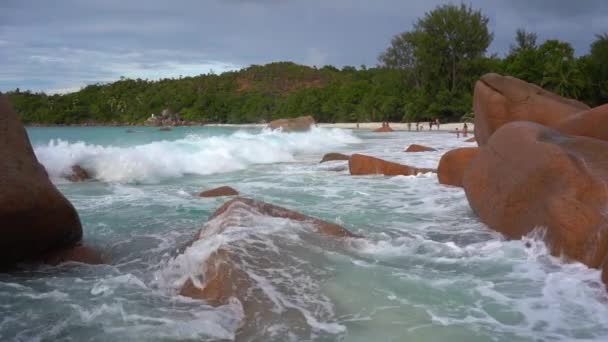 Seychelles. L'île Praslin. Les vagues roulent sur les grosses pierres. Tropical île vacances de luxe. Tourisme, détente, vacances, concept de voyage . — Video