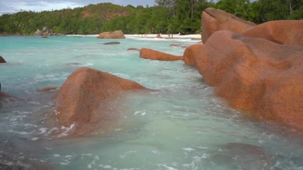 Seychellerna. Ön Praslin. Vågor rullar på de stora stenarna. Tropisk ö lyx semester. Turism, Relax, semester, rese koncept. — Stockvideo