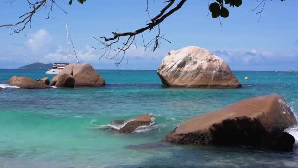 Seychelles. La isla Praslin. Hermosa vista de la costa pedregosa de la isla situada en el Océano Índico. Turismo, relax, vacaciones, concepto de viaje . — Vídeo de stock