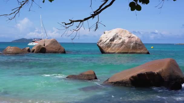 Seychellen. Praslin Island. Schöne Aussicht auf die steinige Küste der Insel im Indischen Ozean. Tourismus, Erholung, Urlaub, Reisekonzept. — Stockvideo