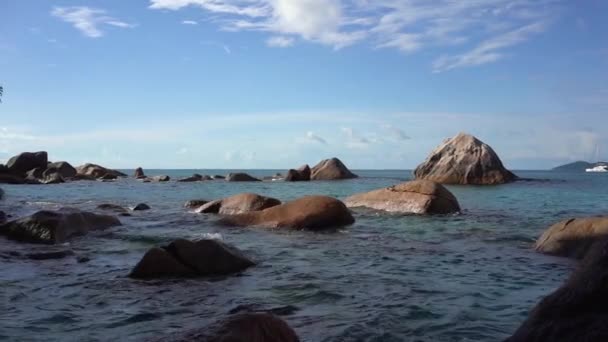 Seychelská. Ostrov Praslin. Úžasný pohled na podstatu ostrova, který se nachází v Indickém oceánu. Skalnatý břeh. Luxusní dovolená na tropickém ostrově. — Stock video